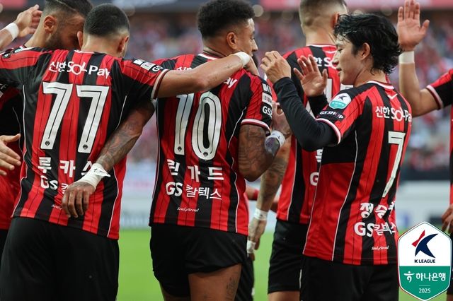 기뻐하는 FC서울 선수들