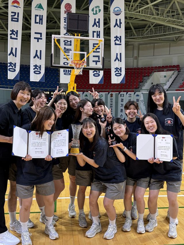 우승 기념 촬영하는 박찬숙 감독(뒷줄 왼쪽) 등 서대문구청 여자농구단