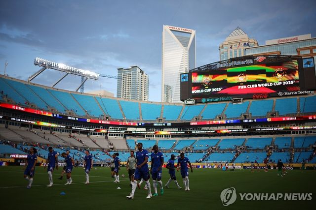 먹구름 낀 경기장