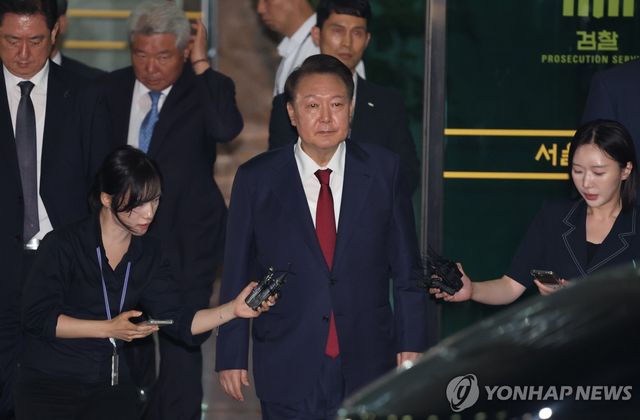 尹, 15시간 특검 조사 후 귀가…30일 오전 9시 2차출석 통지