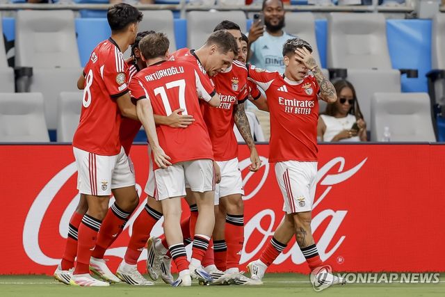 아쉬워하는 벤피카 선수들