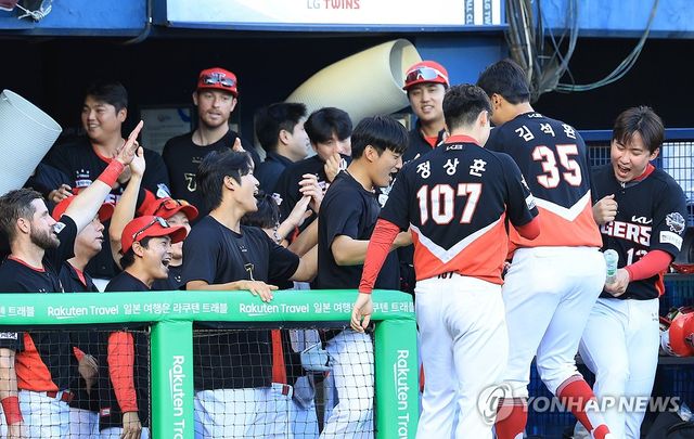 팀동료와 환호하는 KIA 김석환