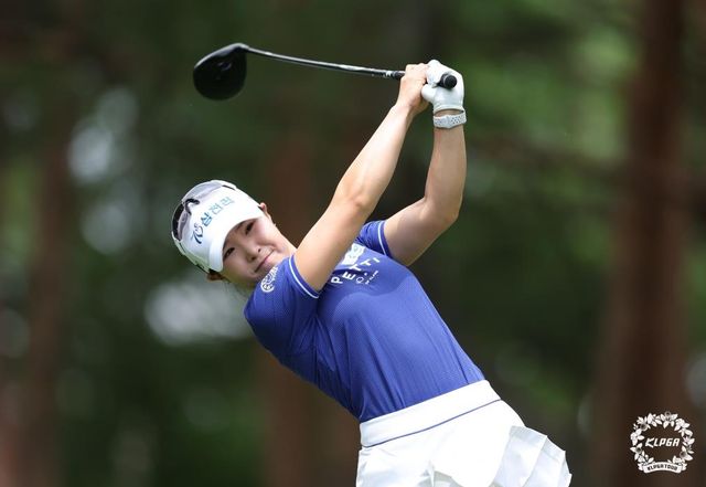 티샷 날리는 고지우