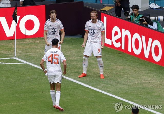 득점을 기뻐하는 뮌헨 선수들