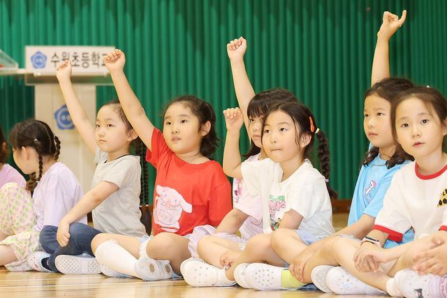 "저요! 제가 말할래요!" 수원초등학교 학생들
