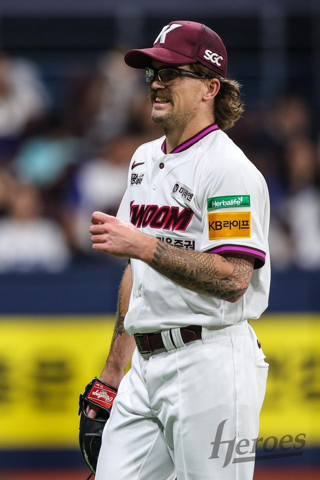 포수 김건희를 바라보며 미소를 보이는 라클란 웰스