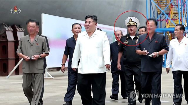 김정은 기록영화에 김명식 전 해군사령관 재등장