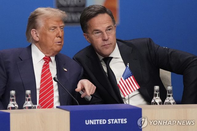 트럼프 대통령과 뤼터 사무총장