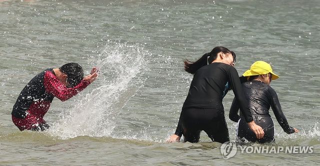 폭염에 시원한 물놀이
