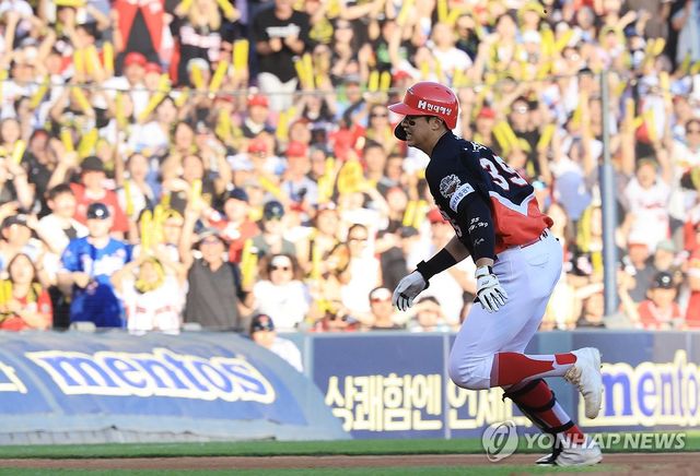 3루 향하는 김석환