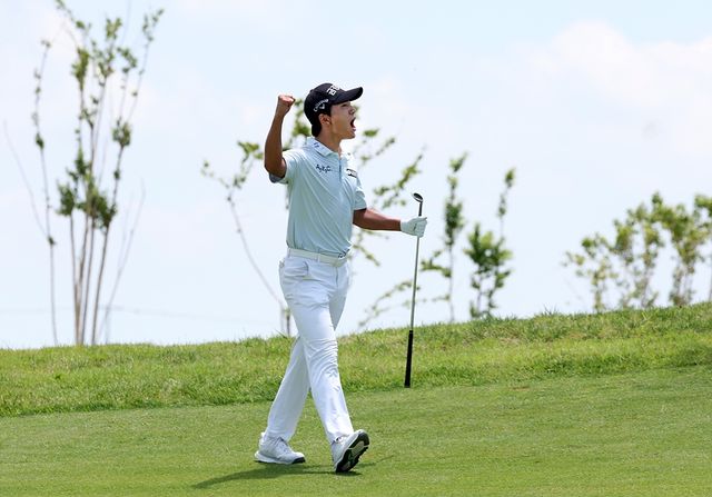 2번 홀 이글에 기뻐하는 옥태훈