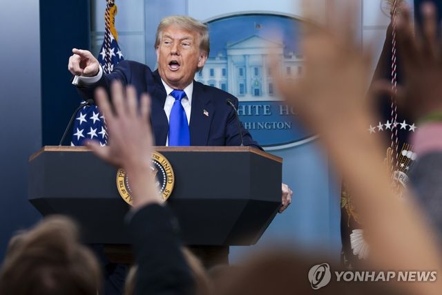 27일 즉석 기자회견에서 기자들 질문에 답하는 트럼프 