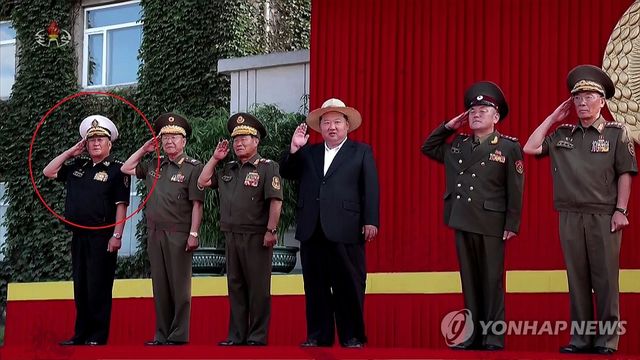 김정은 기록영화에 김명식 전 해군사령관 재등장