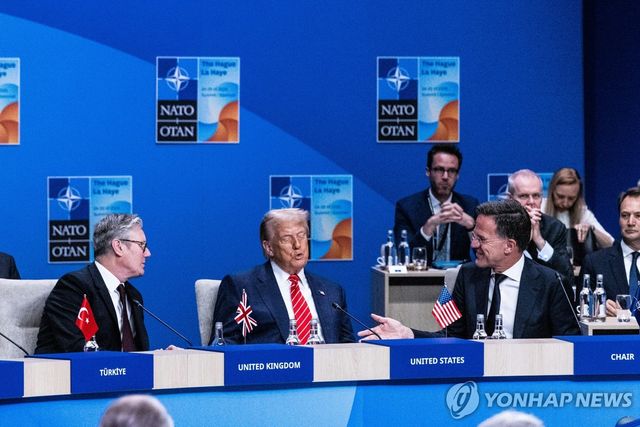 스타머 영국 총리(왼쪽)와 트럼프 대통령, 뤼터 나토 사무총장(오른쪽)
