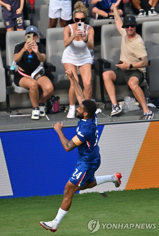 골 세리머니 펼치는 리스 제임스