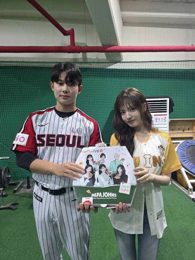 29일 경기 시구자 아이브 리즈(오른쪽)