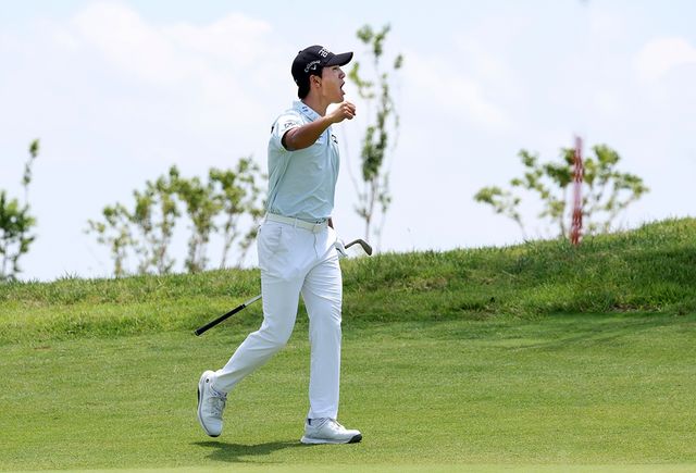 2번 홀 이글에 환호하는 옥태훈