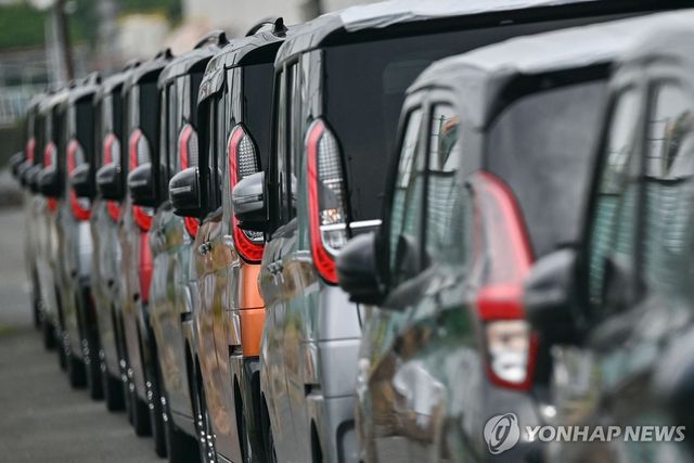 일본 나고야항에 늘어서 있는 자동차