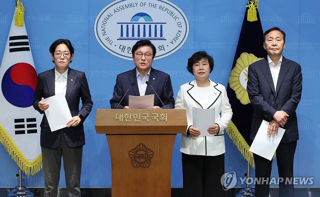 "민주당의 독단적 예결위 운영 규탄" 회견하는 국민의힘 의원들