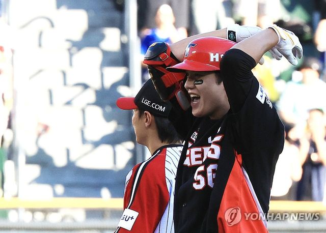 2루타 환호하는 오선우