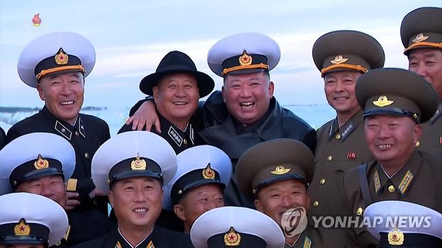 북한 김정은, 김명식 해군사령관과 모자 바꿔 쓰고 기념촬영