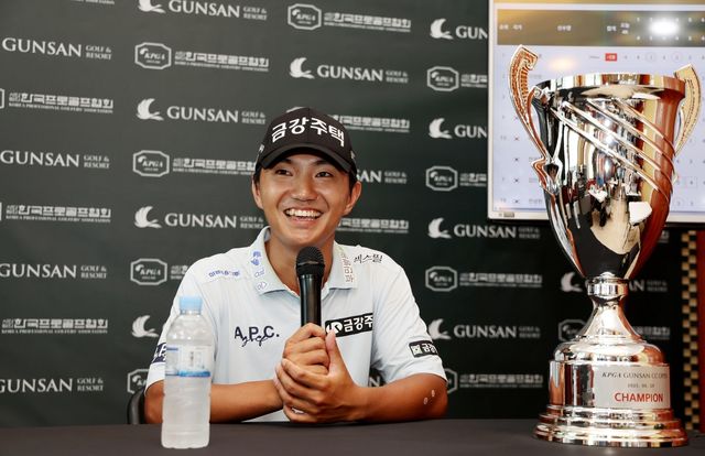 우승 인터뷰하는 옥태훈