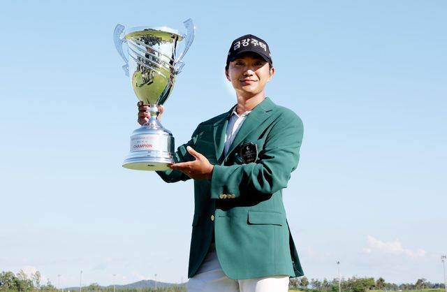 군산CC 오픈 우승 트로피 들어 올린 옥태훈