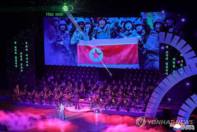 김정은, 러 장관 만나 공연관람