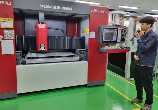 압연 공정 설명하는 재료연 연구원