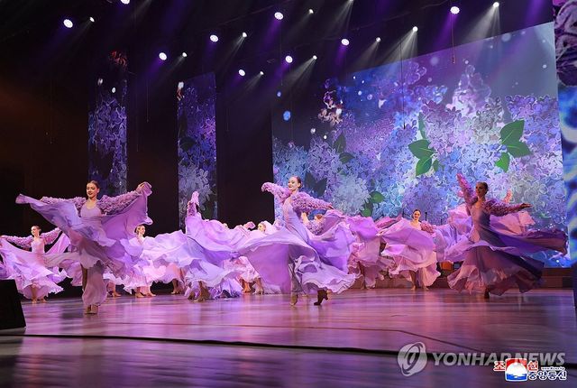 김정은, 러 장관 만나 공연관람