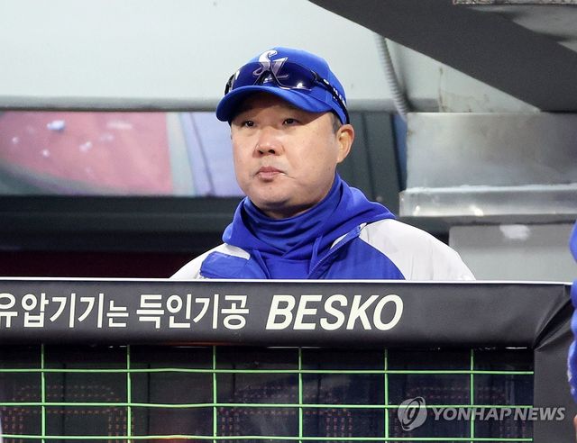 경기 지켜보는 박진만 감독