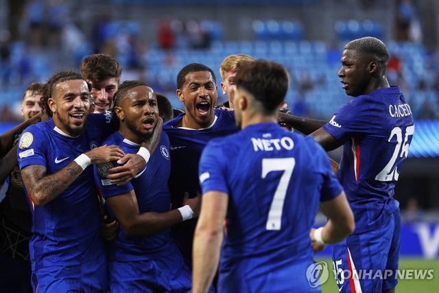 첼시 결승골 책임진 은쿤쿠(왼쪽에서 2번째)