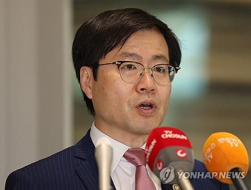 질문에 답하는 여한구 통상교섭본부장