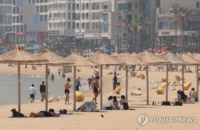 더위 식히는 피서객들