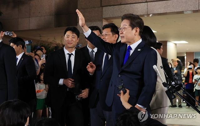 지지자들 향해 인사하는 이재명 후보