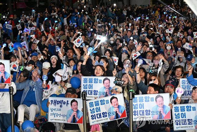 '당선 확실' 방송 나오자 환호하는 지지자들