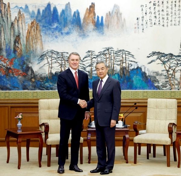 3일 베이징에서 데이비드 퍼듀 주중 미국대사 만난 왕이 중국 외교부장