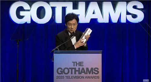 美 고섬어워즈 공로상 받은 황동혁 감독