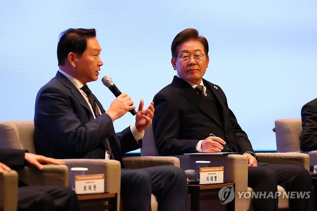 최태원 대한상의 회장 발언 듣는 이재명 