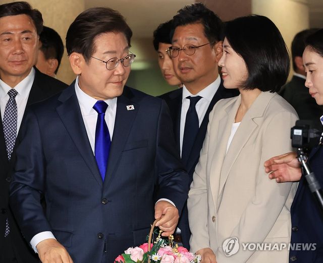 꽃바구니 든 이재명 후보