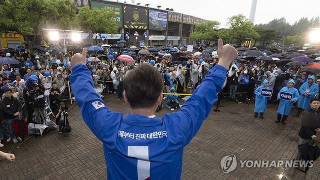 광양 유세에서 엄지 들어보이는 이재명 후보