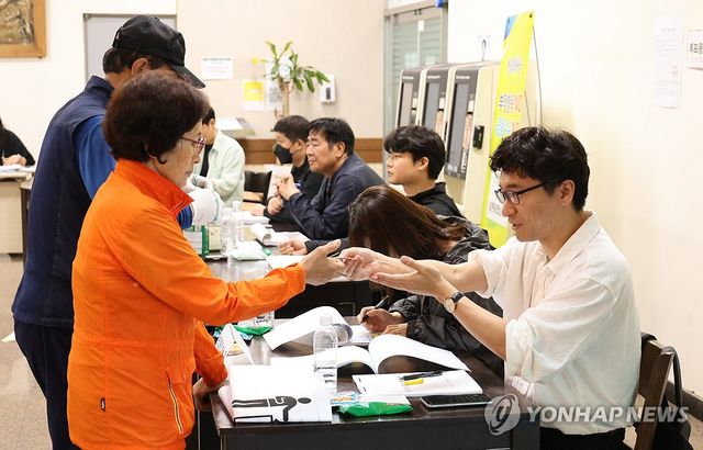 소중한 한 표 행사하는 제주 유권자들