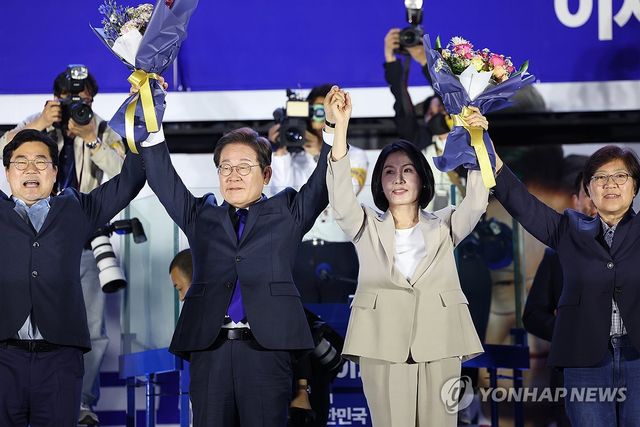 축하 꽃다발 받는 이재명 후보와 김혜경 여사