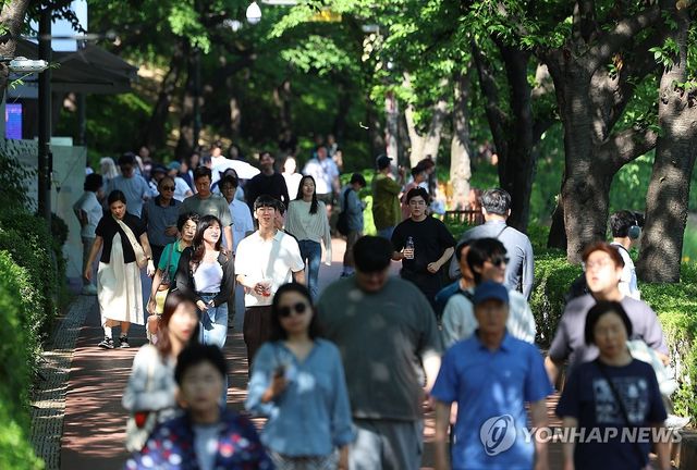서울 송파구 석촌호수를 찾은 시민들이 산책을 즐기고 있다. [연합뉴스 자료사진]