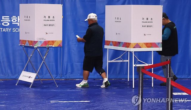 투표하는 유권자들