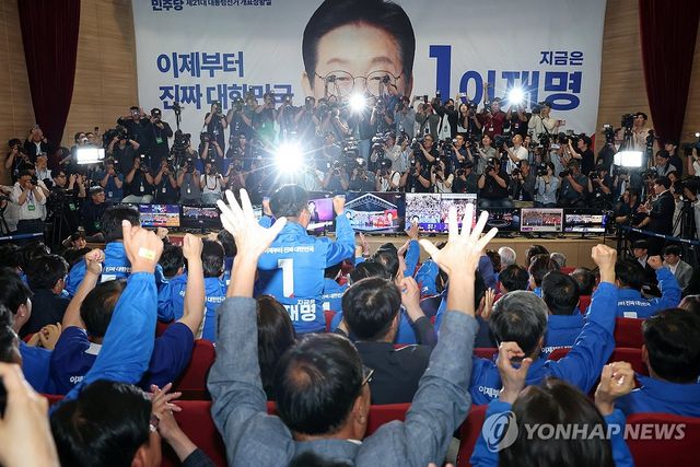 대선 출구조사 결과에 민주당 환호