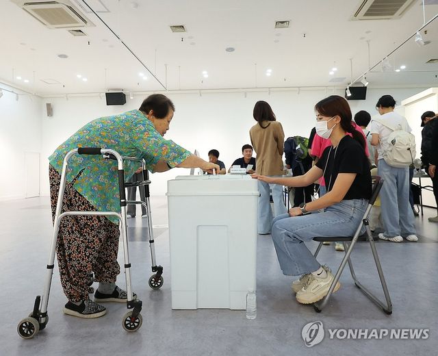 긴 기다림 뒤 소중한 한표