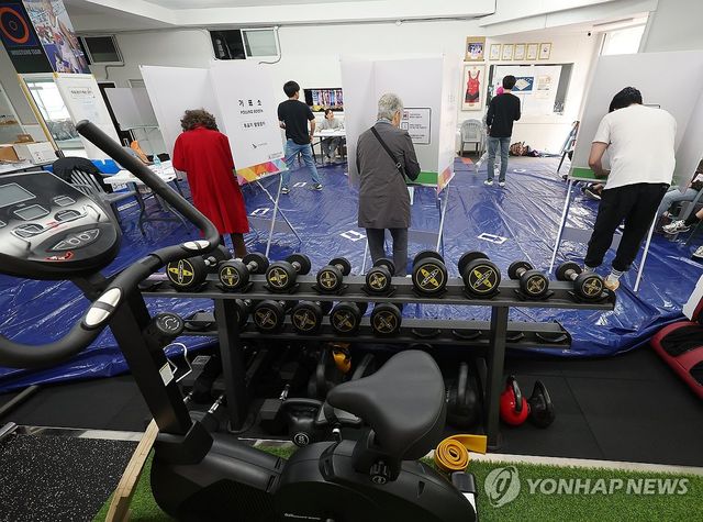 레슬링장에 마련된 투표소