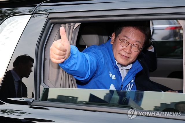 세종시민들에게 인사하는 이재명 후보