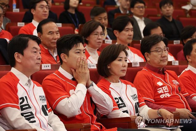 굳은 얼굴의 김용태-권성동